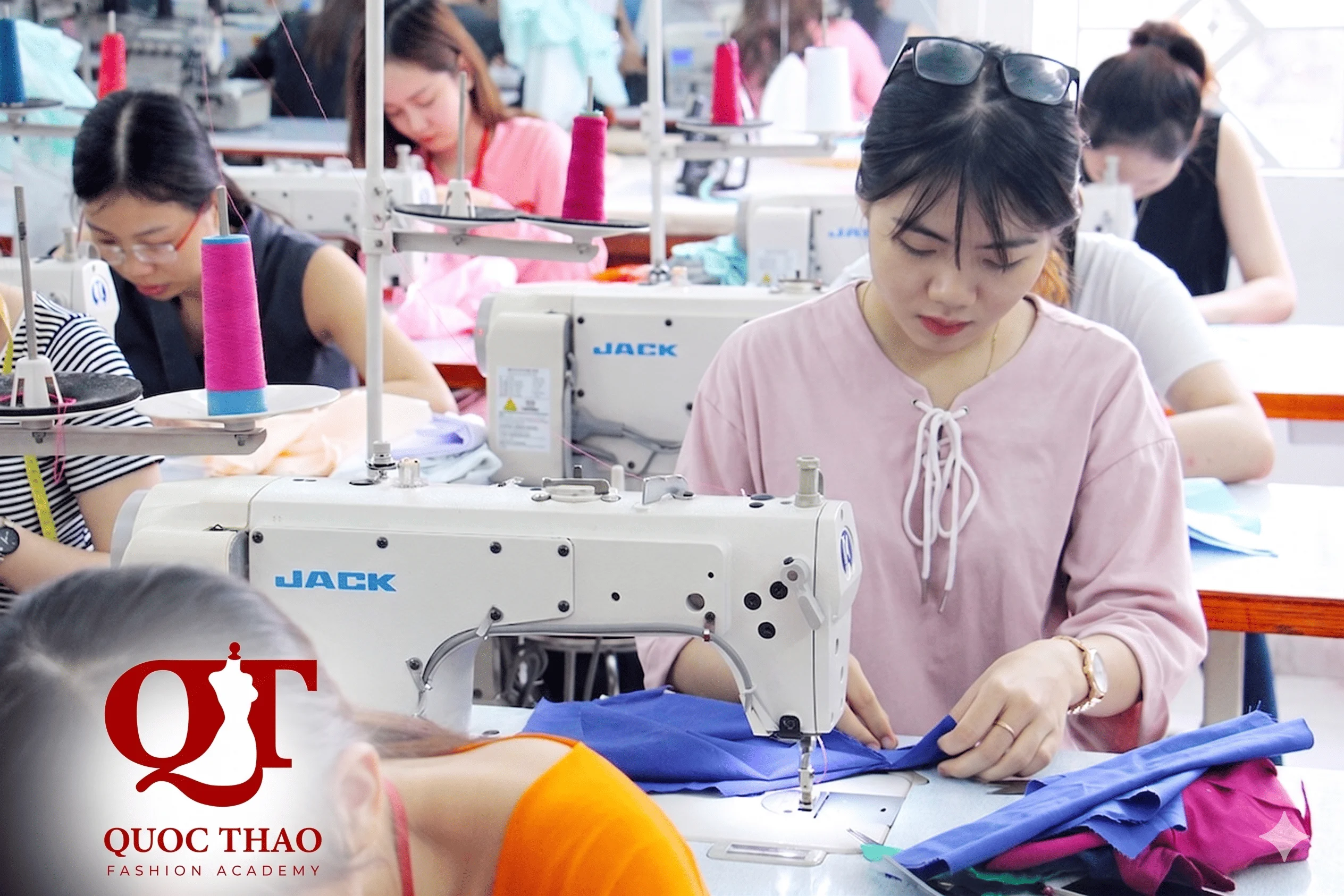 Lớp học cắt may 1