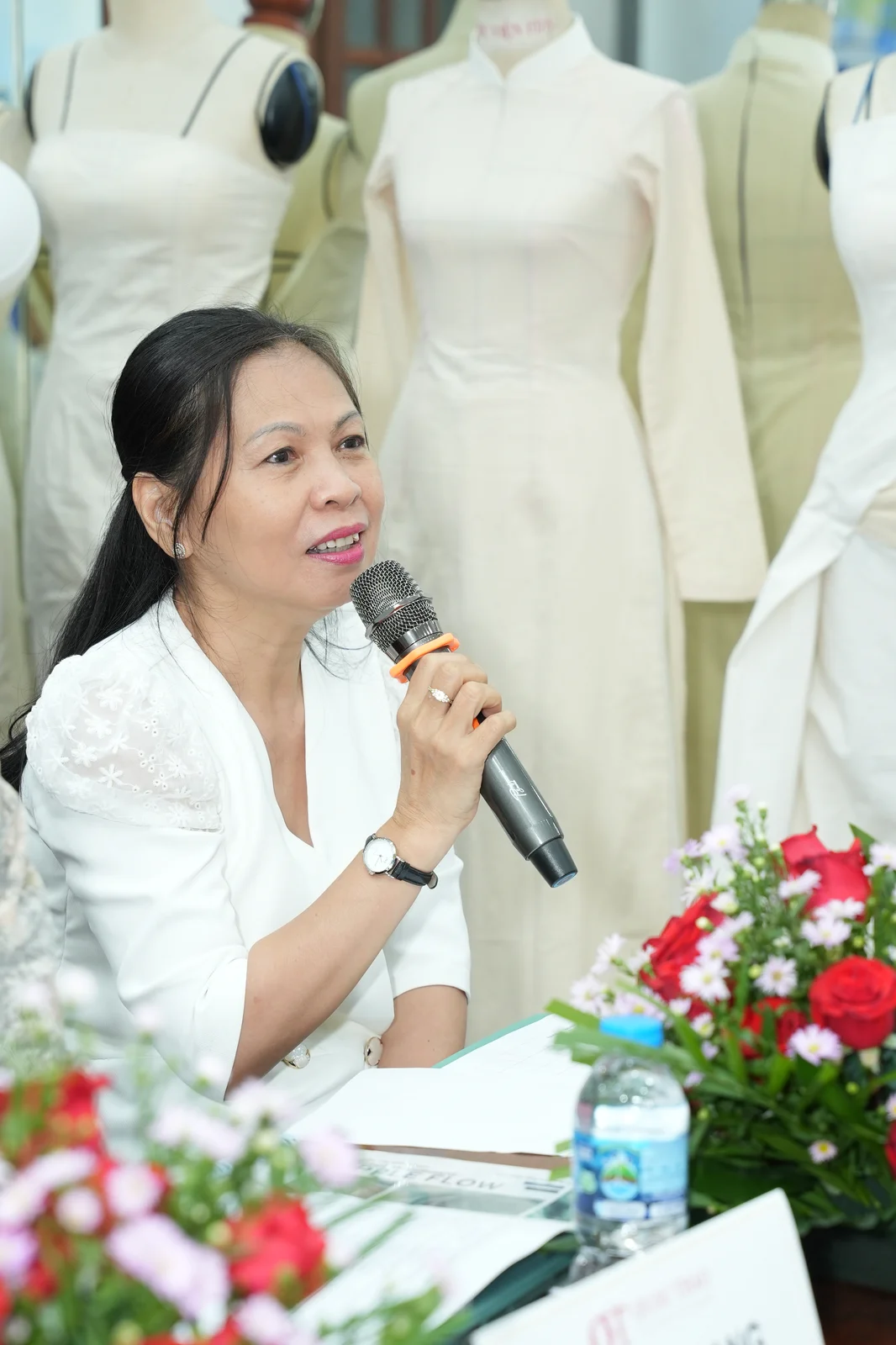 Cô Tô Thị Kim Loan ân cần góp ý hoàn thiện sản phẩm